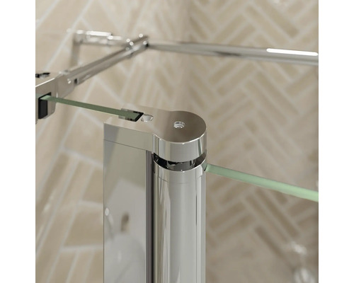 Detailansicht einer Duschkabine mit Chrombeschlägen und Glas