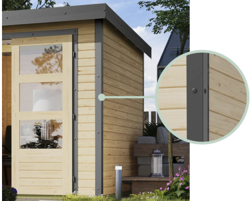 Detailansicht eines Gartenhauses mit Holzfassade und grauen Akzenten