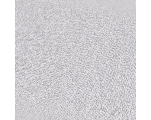 Nahaufnahme einer hellen Vliestapete mit feiner Struktur