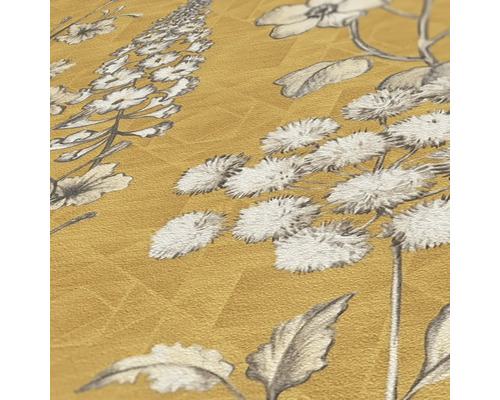 Detailansicht einer goldfarbenen Tapete mit Blumenmuster