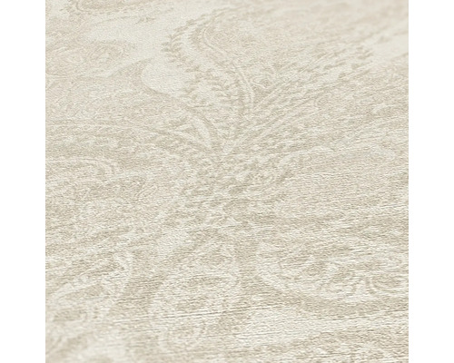 Nahaufnahme einer beigen Vinyltapete mit Paisley Muster.