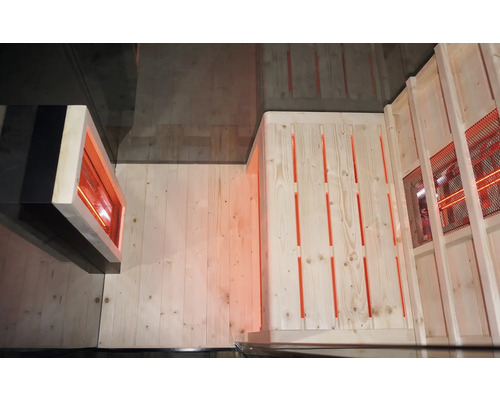 Innenansicht einer Sauna mit Holzwänden und Infrarotstrahler