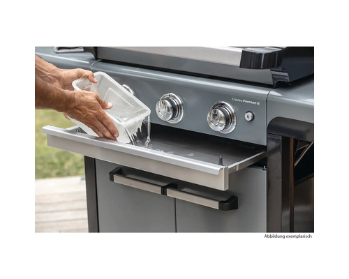 Reinigung eines Gasgrills durch Ausleeren einer Wasserschale
