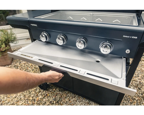 CampinGaz Gasgrill mit vier Brennern und herausziehbaren Ablagetisch.