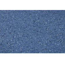 Blauer Bodenbelag mit Sprenkelmuster.