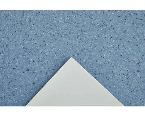 Nahaufnahme einer blauen Bodenfliese mit gesprenkeltem Muster