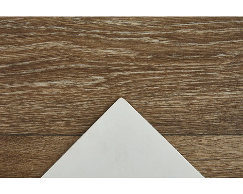 Holzboden mit weißem Dreieck