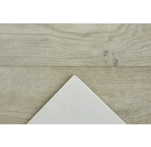 Holzboden mit einer weißen Ecke