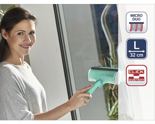 Frau putzt Fenster mit Fensterwischer Micro Duo, Größe L, 32 cm, Click System