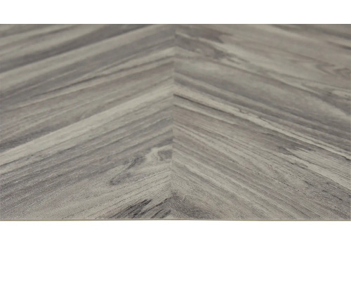 Nahaufnahme eines Vinylbodens in Fischgrätmusteroptik.