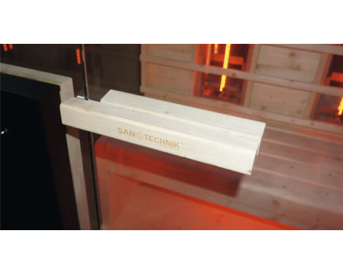 Sanotechnik Logo auf Infrarotkabinen-Bauteil