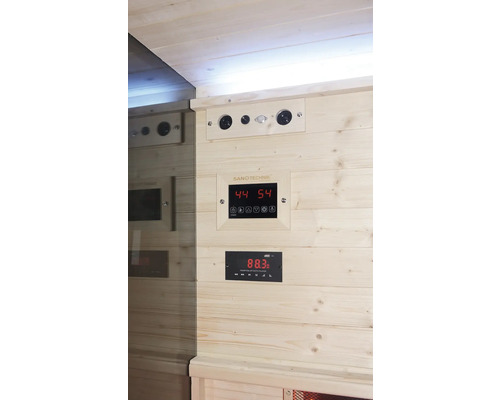 Innenansicht einer Sauna mit Bedienelementen und Lautsprechern