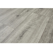 Grauer Laminatboden mit Holzoptik