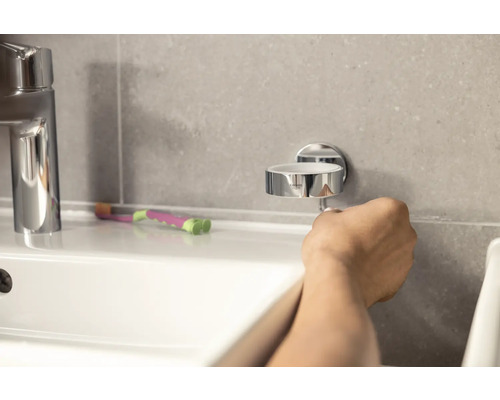 Waschbecken mit Armatur und Seifenschale zur Wandmontage