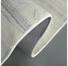 Teppich mit grafischem Muster, gerollt