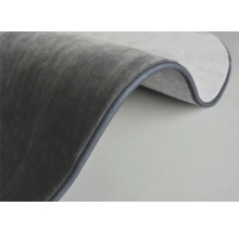 Detailansicht eines grauen Teppichs mit Einfassung