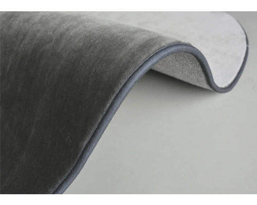 Detailansicht eines grauen Teppichs mit Einfassung