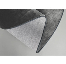 Nahaufnahme eines grauen runden Teppichs