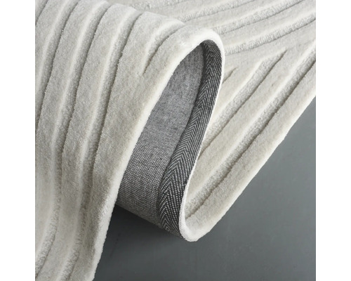 Detailansicht eines hellen Teppichs mit gerippter Textur.