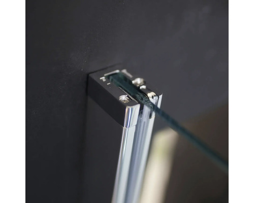 Detailaufnahme einer Duschkabinenbefestigung mit Glasscheibe