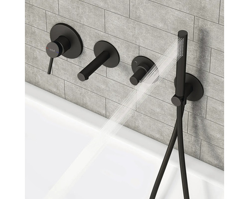 Wannenarmatur mit Handbrause an einer gefliesten Wand über einer Badewanne