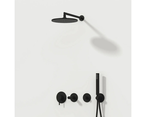 Schwarze Duschgarnitur mit Kopf- und Handbrause an einer weißen Wand