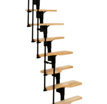Raumspartreppe mit Holzstufen und Metallgeländer