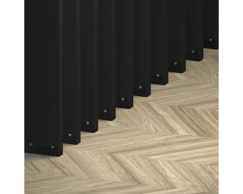 Detailaufnahme von schwarzen Lamellen auf einem Fischgrätparkett
