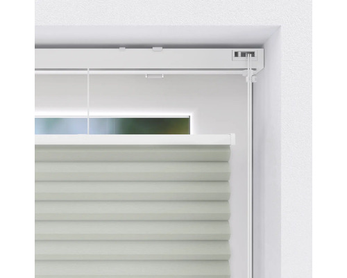 Detailaufnahme eines Plissees am Fenster