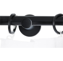 Gardinenstange mit Ringen und Faltenhaken zur Gardinenbefestigung.