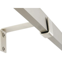 Detailaufnahme eines Handlaufhalters aus Metall mit Schrauben zur Befestigung am Handlauf.