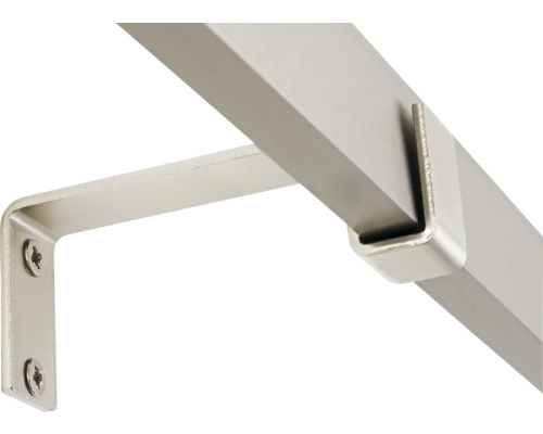 Detailaufnahme eines Handlaufhalters aus Metall mit Schrauben zur Befestigung am Handlauf.