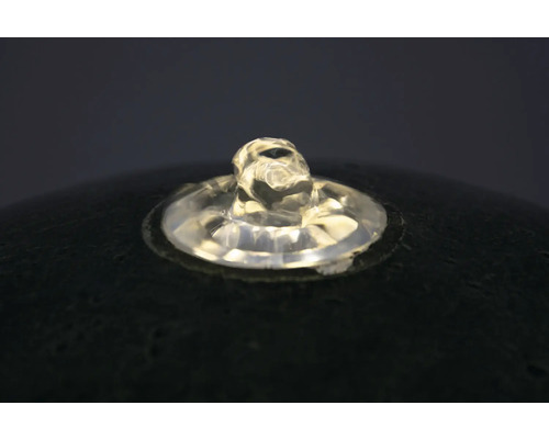 Detailaufnahme einer Gartenbrunnen-Düse aus Kunststoff