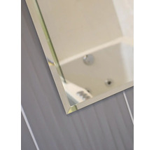 Detailaufnahme eines Spiegels im Badezimmer