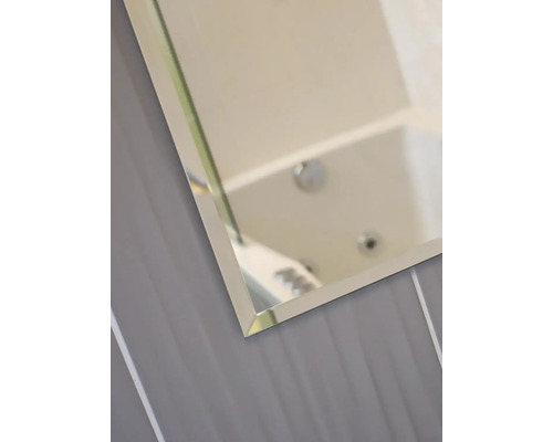 Detailaufnahme eines Spiegels im Badezimmer