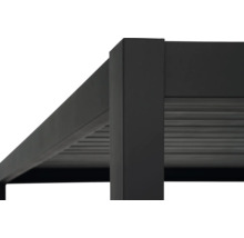 Detailansicht einer schwarzen Pergola mit Lamellendach