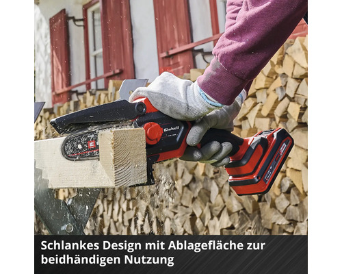 Einhell Akku Astsäge beim Sägen von Holz