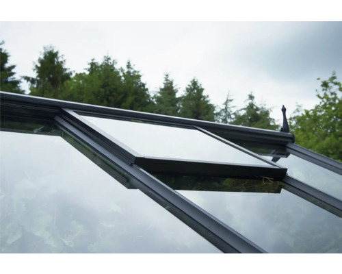 Gewächshaus mit geöffnetem Fenster zur Belüftung