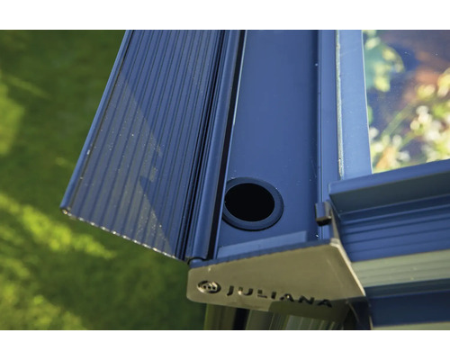Detailansicht eines Juliana Gewächshauses mit Belüftungsklappe und Entwässerungsöffnung.