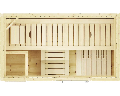 Innenansicht einer Holzsauna mit Bänken und Regalen