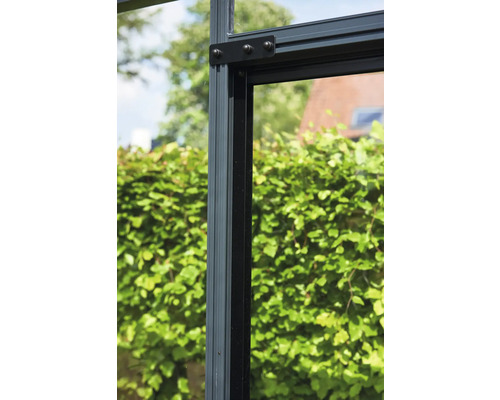 Detailansicht eines Gewächshausrahmens mit Verbindungselementen