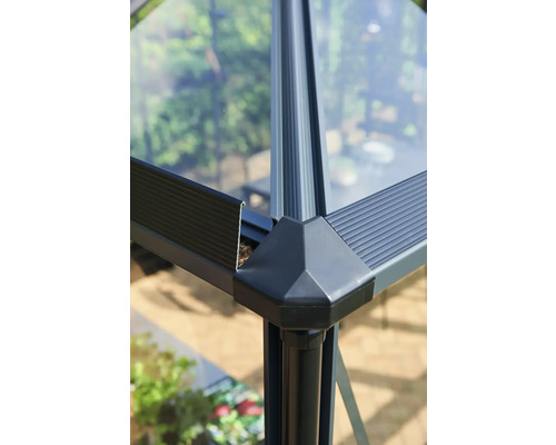 Detailaufnahme eines Gewächshausrahmens aus Metall und Kunststoff