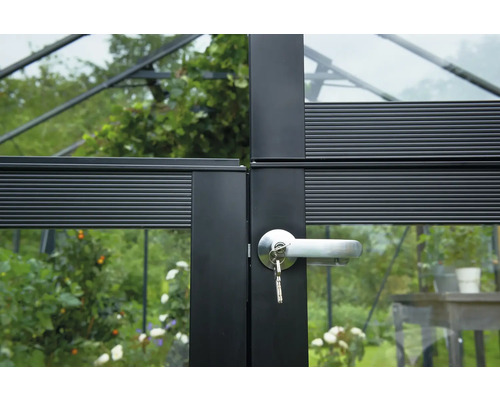Detailansicht einer Gewächshaustür mit Griff und Schlüssel