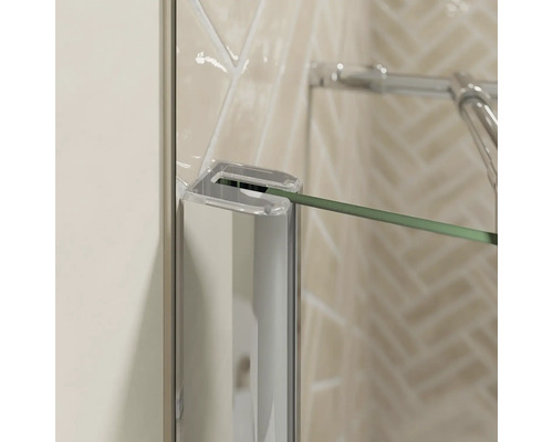 Detailansicht einer Duschkabine mit Glaselement und Beschlägen.