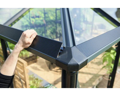 Detailansicht eines Gewächshauses mit Aluminiumrahmen und Glaseinsätzen