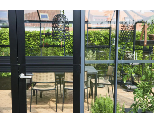 Gewächshaus mit Tisch, Stühlen und Pflanzen