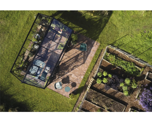 Draufsicht eines Gartens mit Gewächshaus, Terrasse und Gemüsebeeten