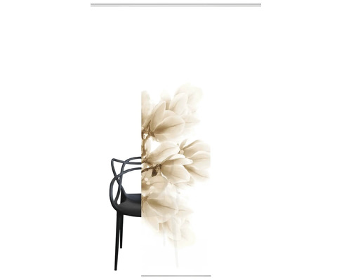 Schwarzer Stuhl neben einem Magnolienblüten-Motiv
