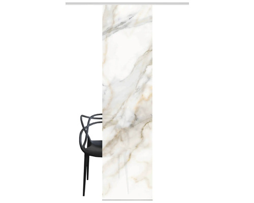 Große weiße Marmorfliese mit goldfarbenen Adern neben einem Stuhl