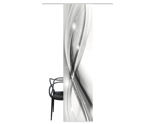 Schiebegardine mit abstraktem Muster und Stuhl